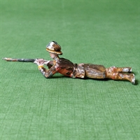 tinsoldat skotte i kilt med gevær liggende på maven gammel figur